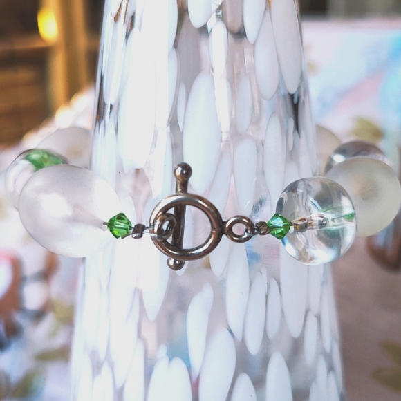 Frosted Oval Lucite Clear Lucite Doughnut Beads Kelly Green Bicone Bead Bracelet - Picture 6 of 8